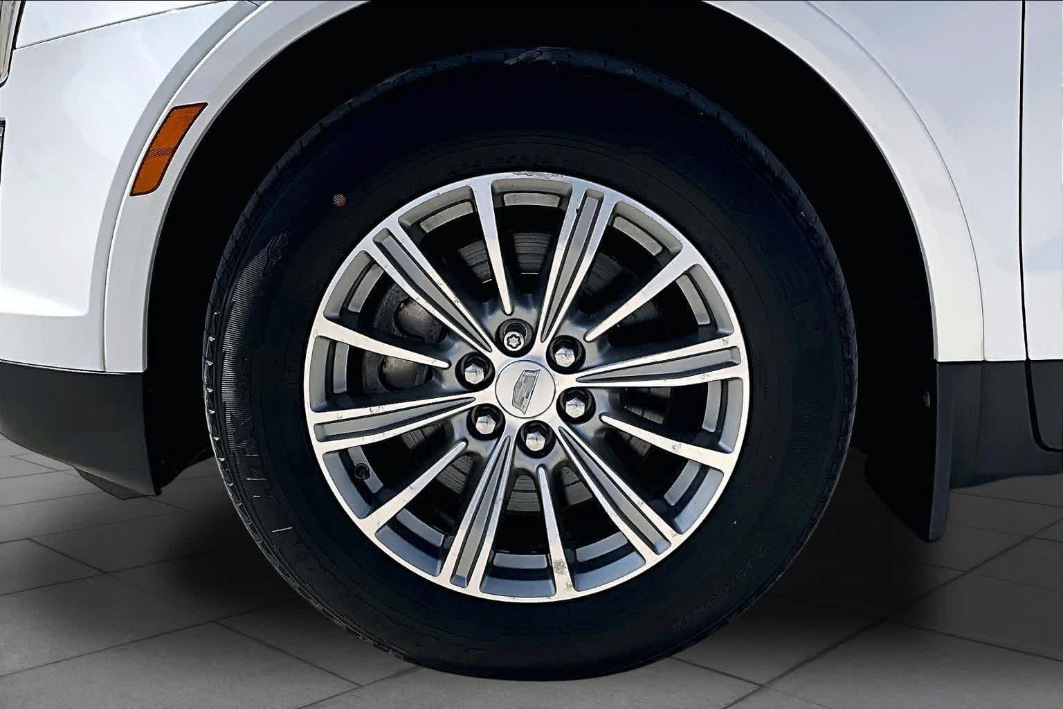 Used 2017 Crystal White Tricoat Cadillac Luxury FWD image 10
