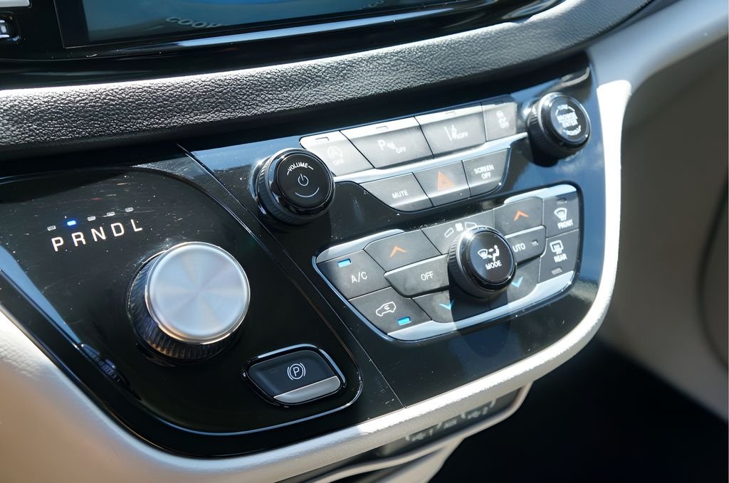 Used 2024 Silver Mist Clearcoat Chrysler Touring L image 27