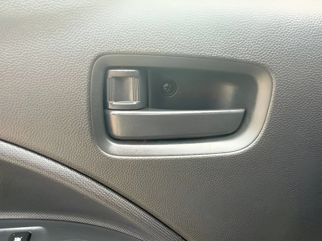 Used 2024  Mitsubishi ES image 10