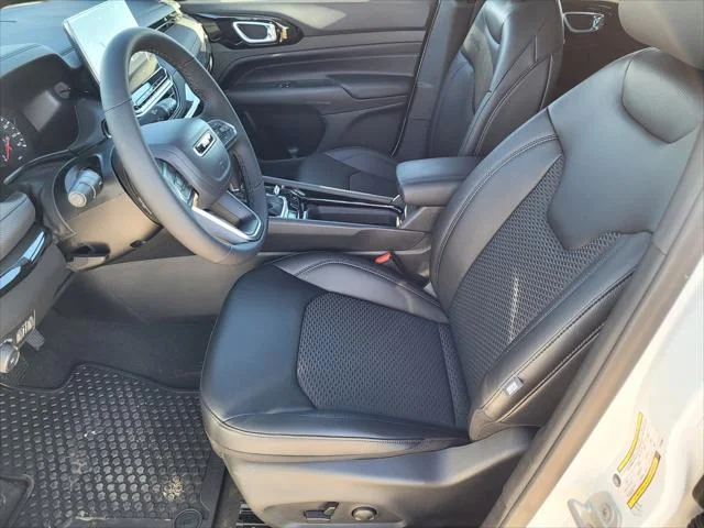 New 2026 Bright White Clearcoat Jeep Latitude image 7