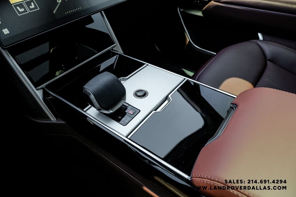 New 2026 Santorini Black Metallic Land Rover SE image 30