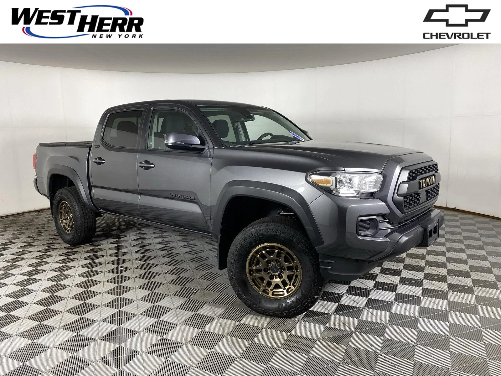 Used 2023  Toyota SR image 1