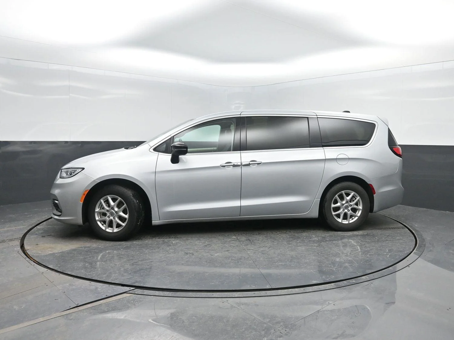 2024 Chrysler Pacifica Touring L's photo