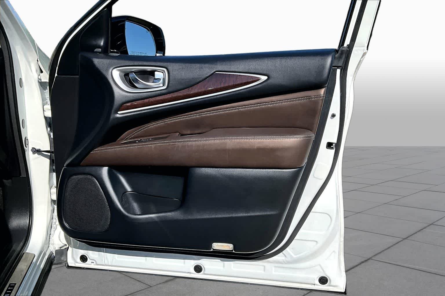 Used 2020 Majestic White INFINITI LUXE image 21