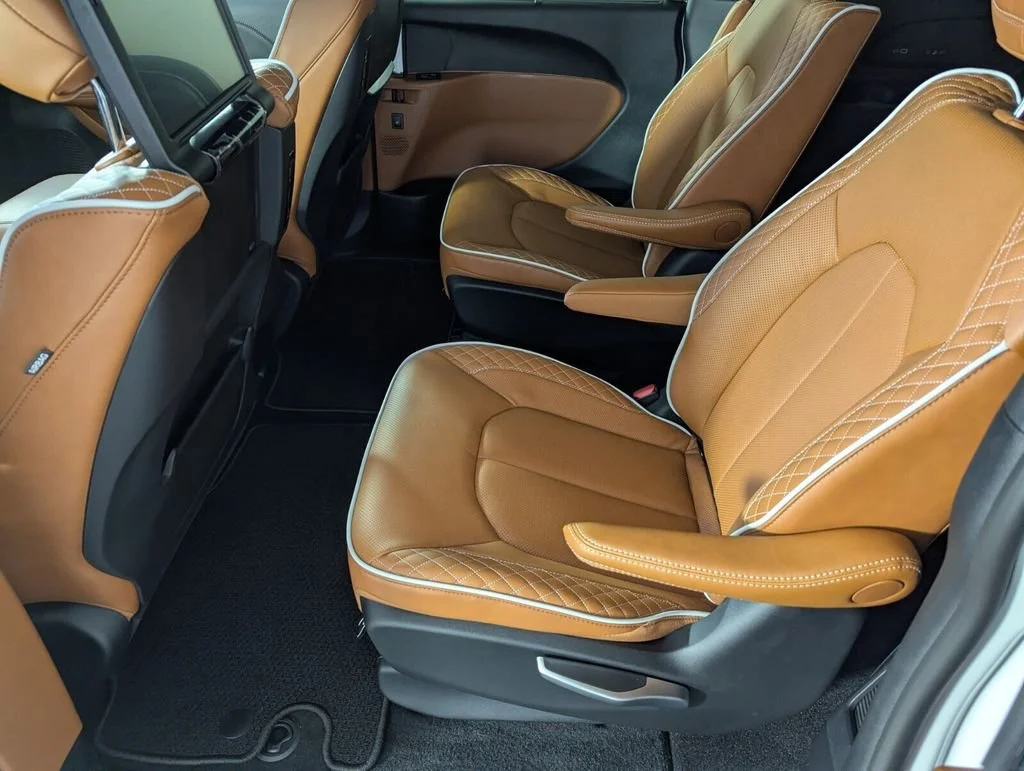 New 2026 Bright White Clear-Coat Exterior Paint Chrysler Pinnacle image 17