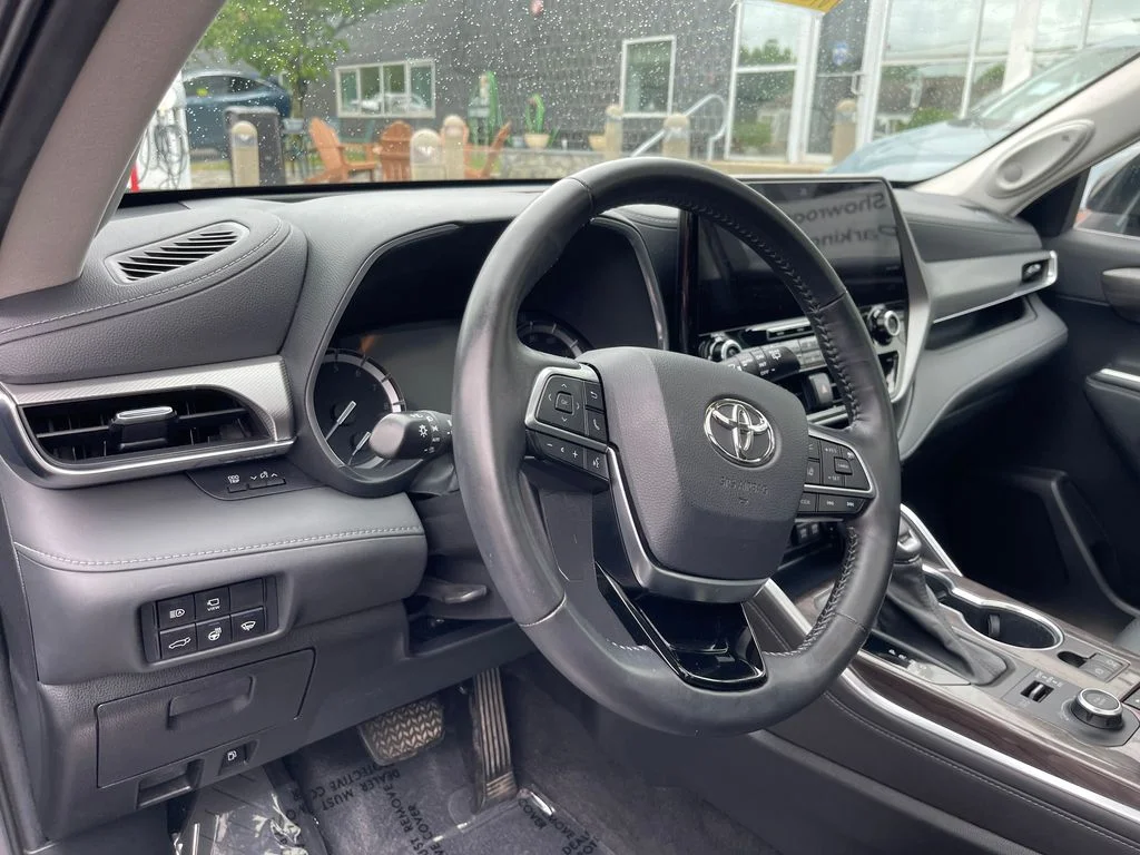 Used 2021 Gray Toyota Platinum image 10