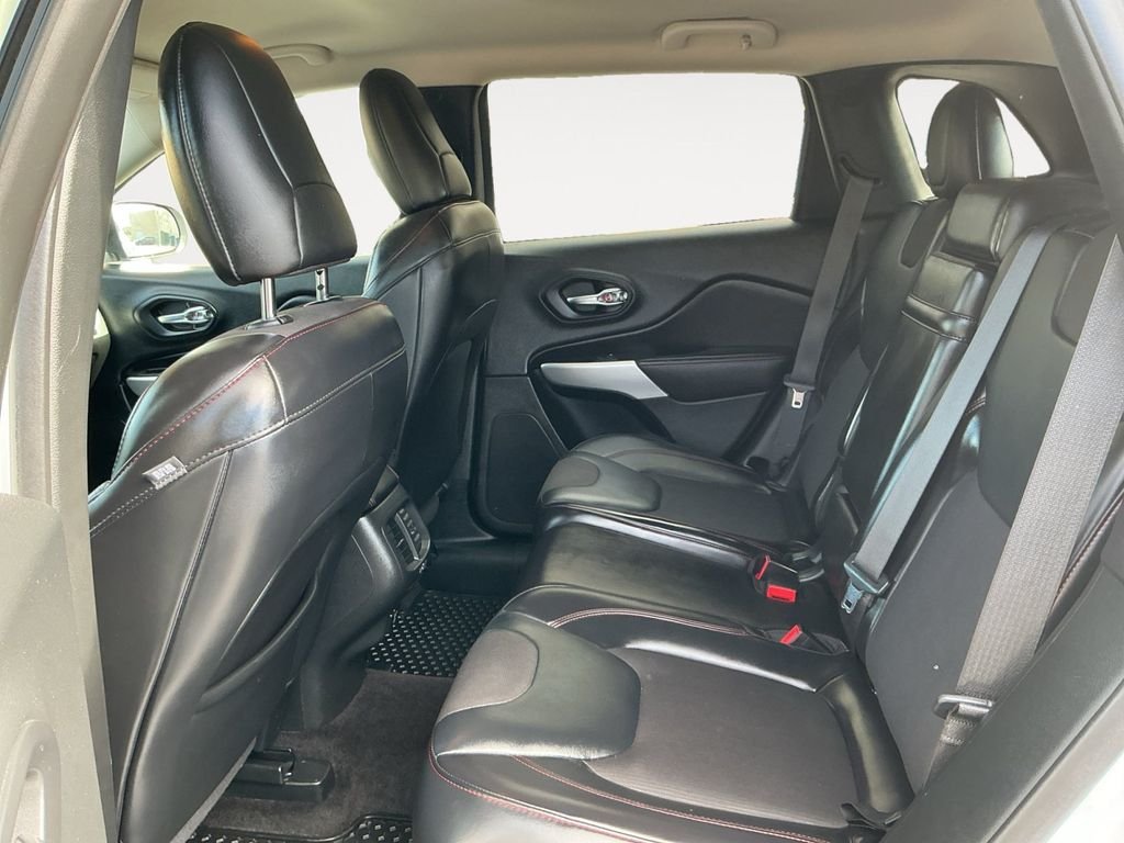 Used 2018 White Jeep Trailhawk image 17