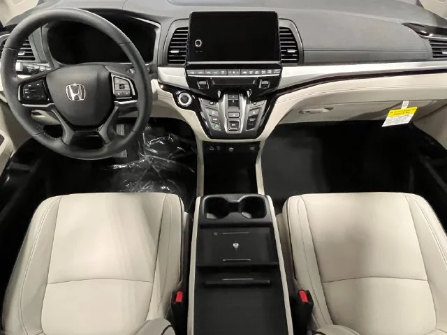 New 2027 Solar Silver Metallic Honda Touring image 11