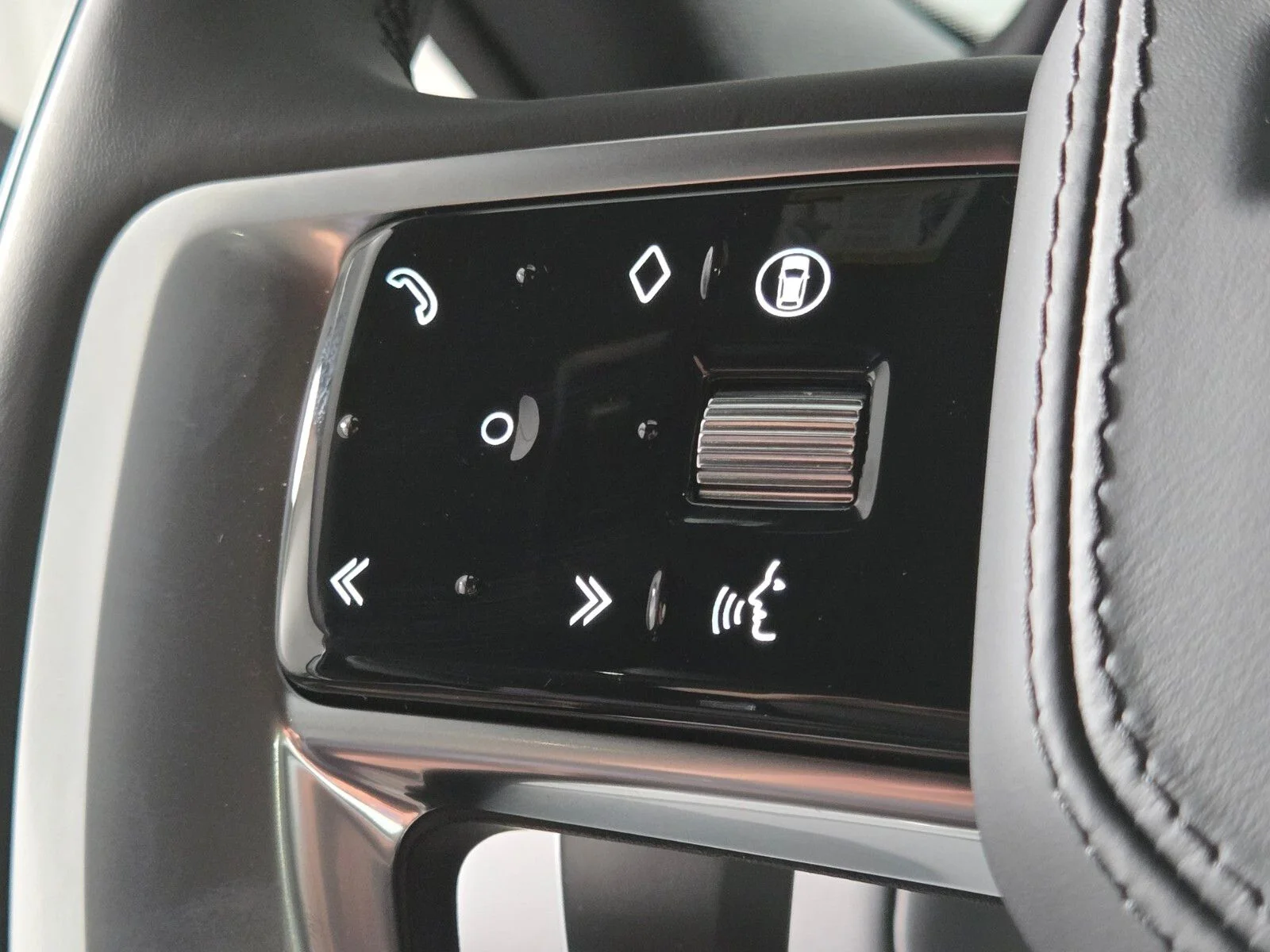 New 2026 Fuji White Land Rover SE image 24