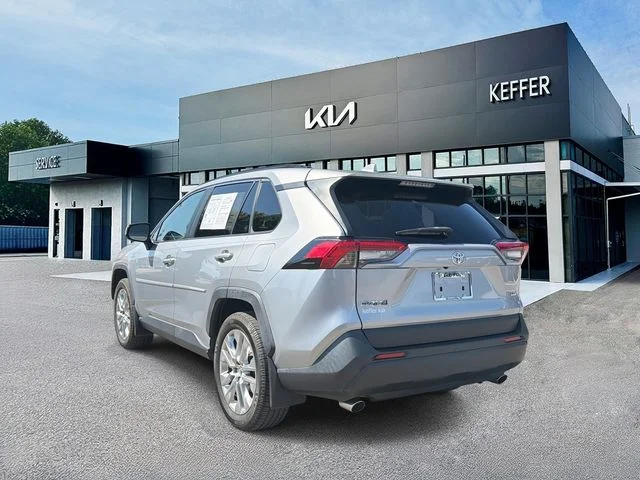 Used 2019 Silver Toyota XLE Premium image 6
