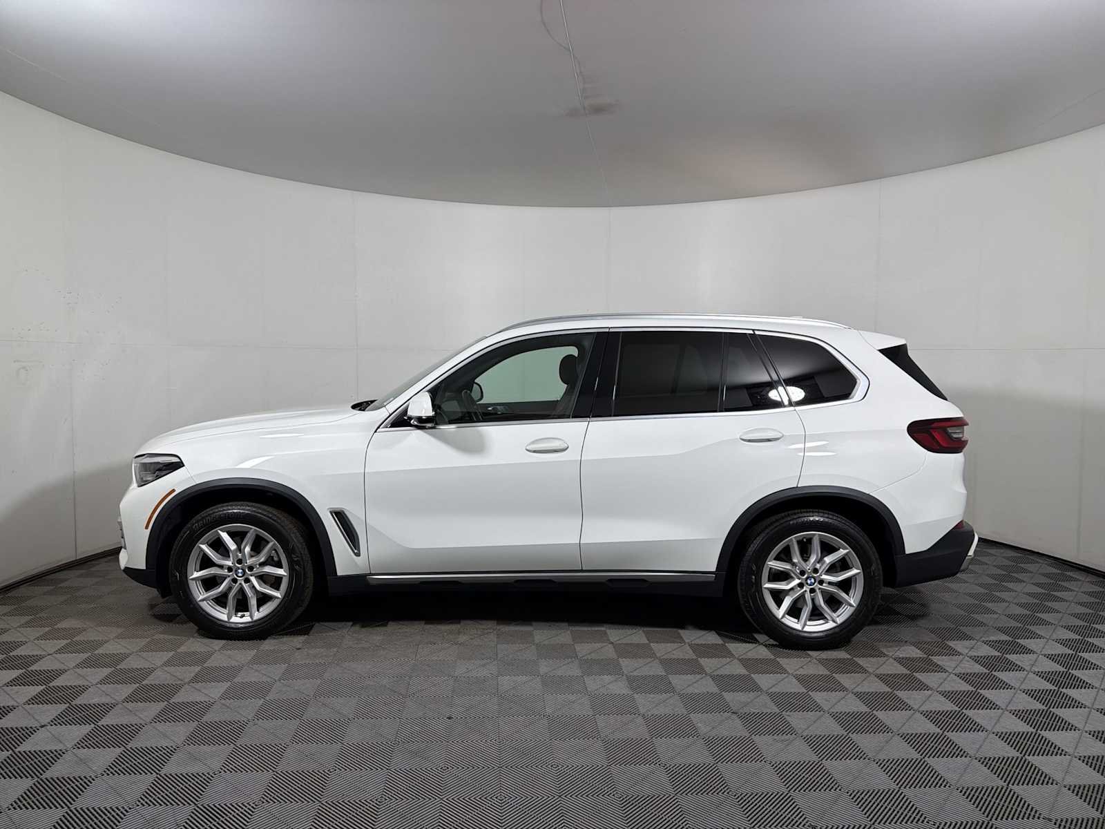 Certified Used 2023 Alpine White BMW xDrive40i image 4