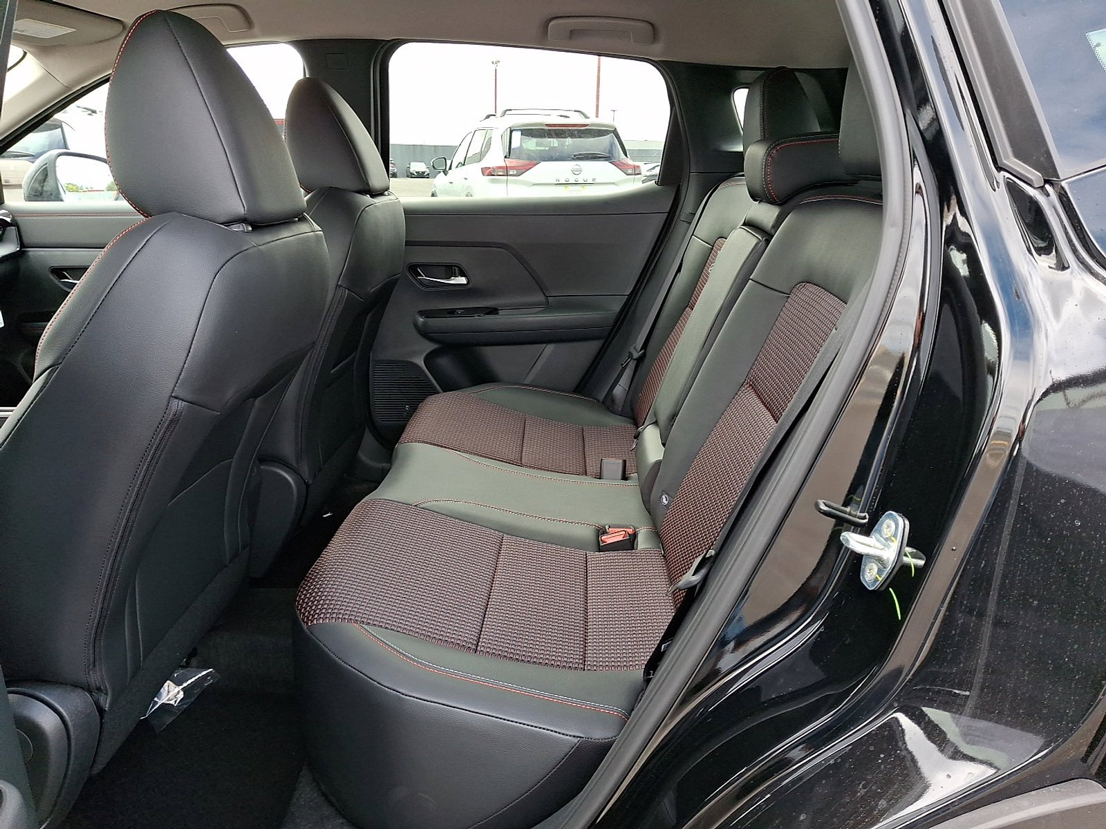 2026 Nissan Kicks SR photo 4