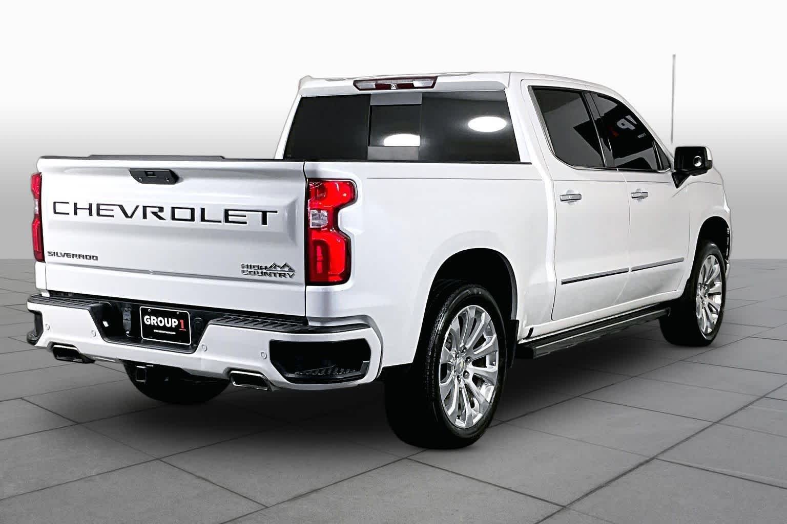 Used 2019 Iridescent Pearl Tricoat Chevrolet High Country image 13