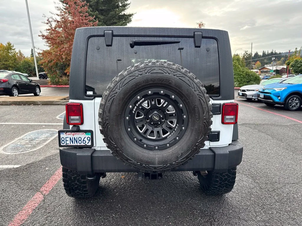 Used 2018 Bright White Clearcoat Jeep Unlimited Rubicon image 9