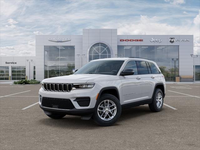 New 2026 Bright White Clear-Coat Exterior Paint Jeep Laredo 4x4 image 27