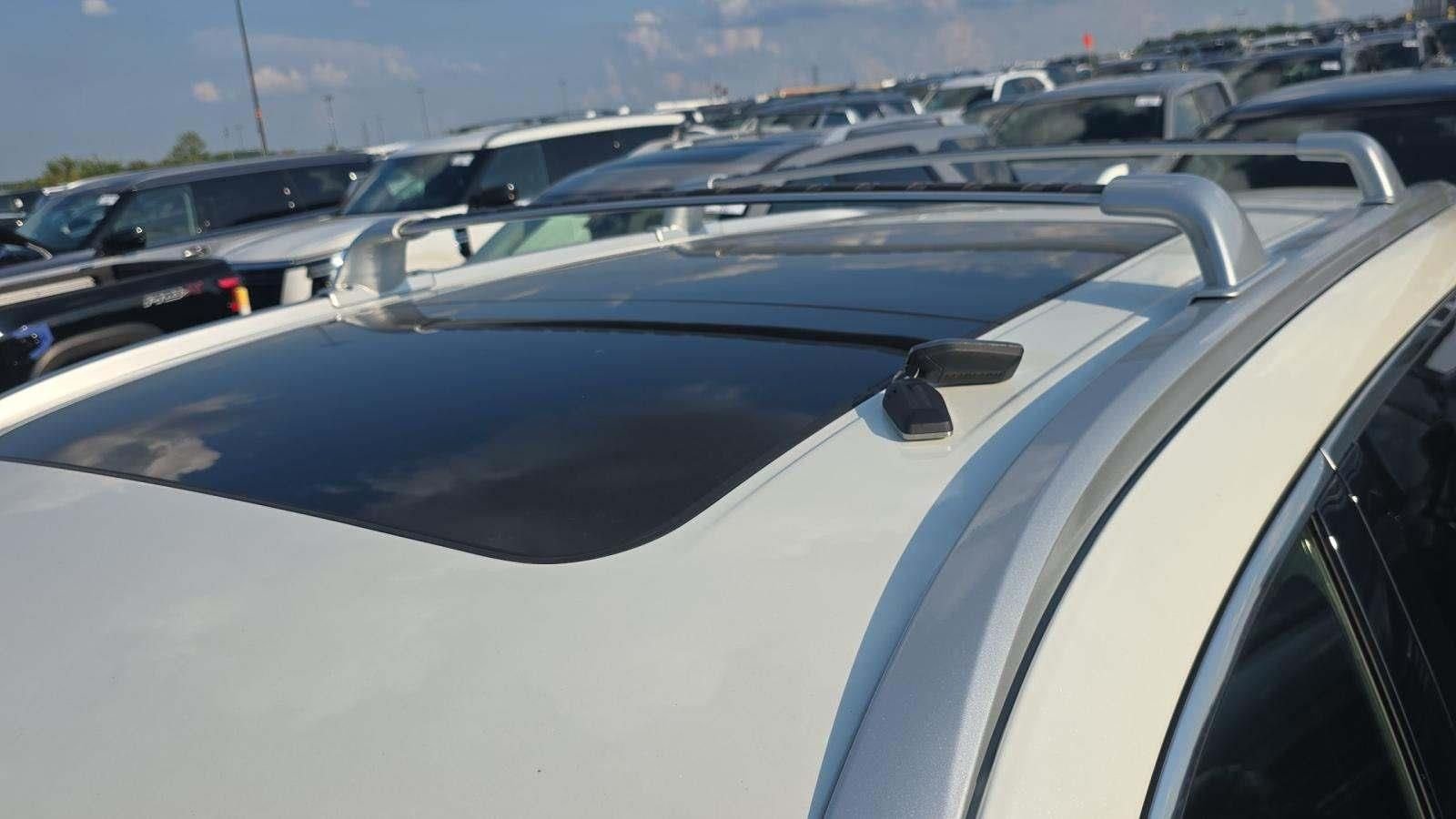 Used 2025 White INFINITI Sensory image 7