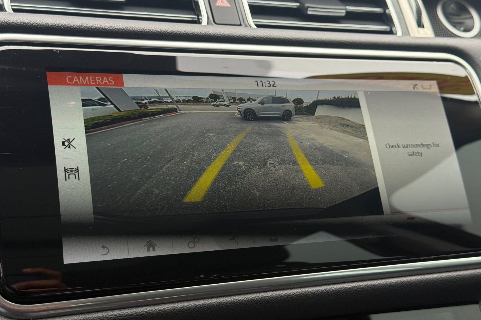 Used 2020  Land Rover SWB image 25