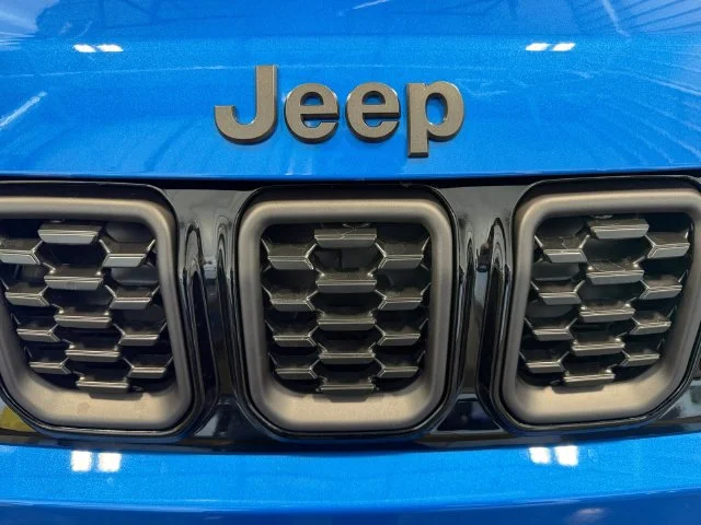 New 2026 Hydro Blue Pearl-Coat Exterior Paint Jeep Latitude image 27