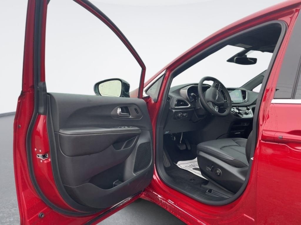 New 2026 Red Hot Pearl-Coat Exterior Paint Chrysler Select image 15