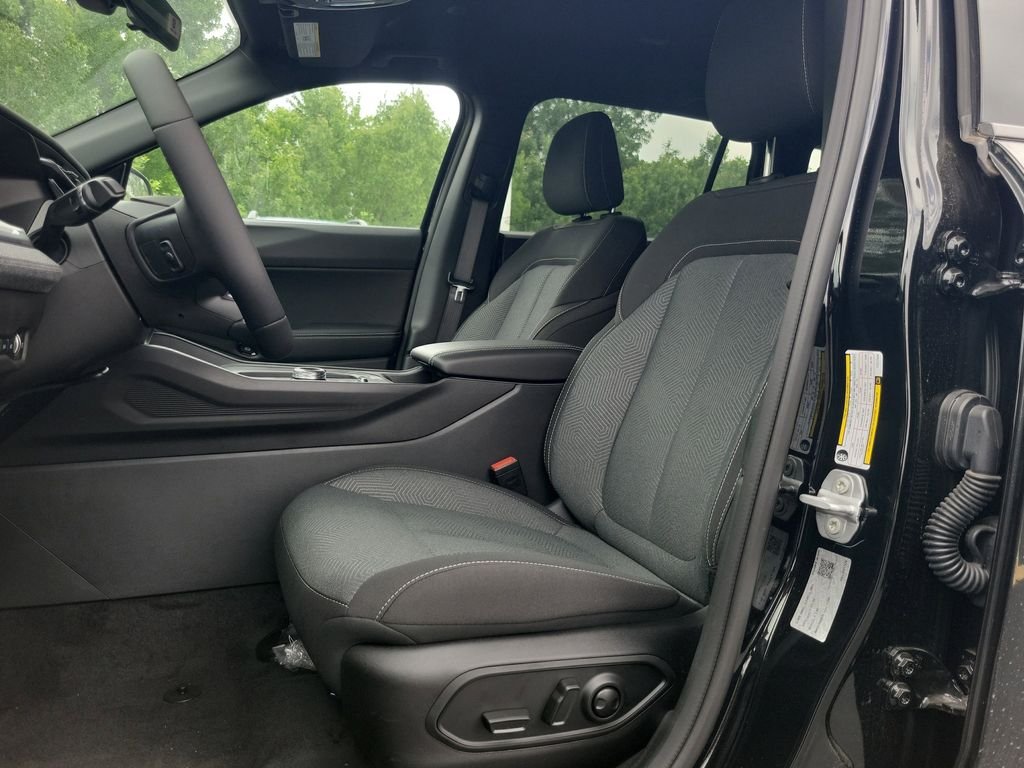 New 2026 Diamond Black Crystal Pearlcoat Jeep Laredo image 14