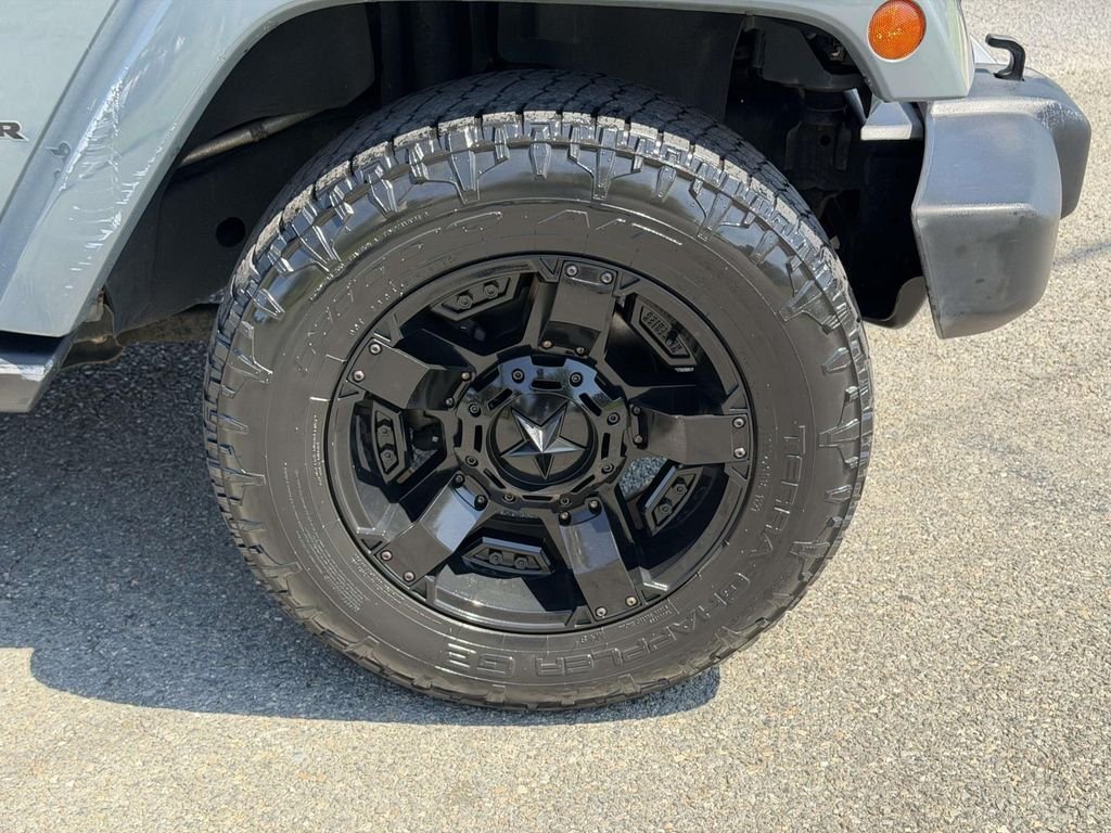 Used 2014 Gray Jeep Unlimited Sahara image 22