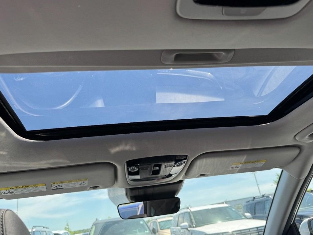 Used 2022 White Kia EX image 11