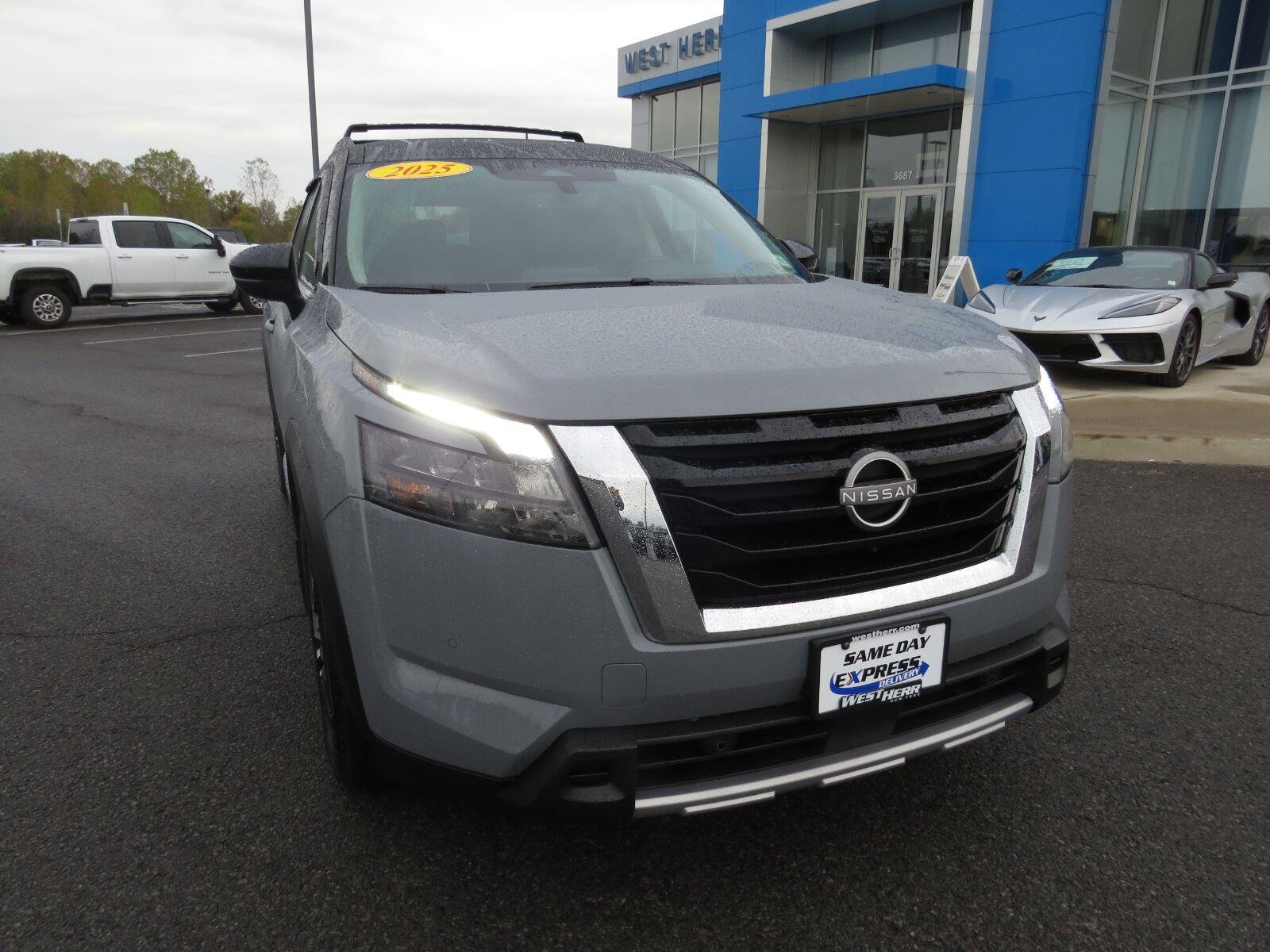 Used 2025 Solid Gray/Super Black Nissan Platinum image 4