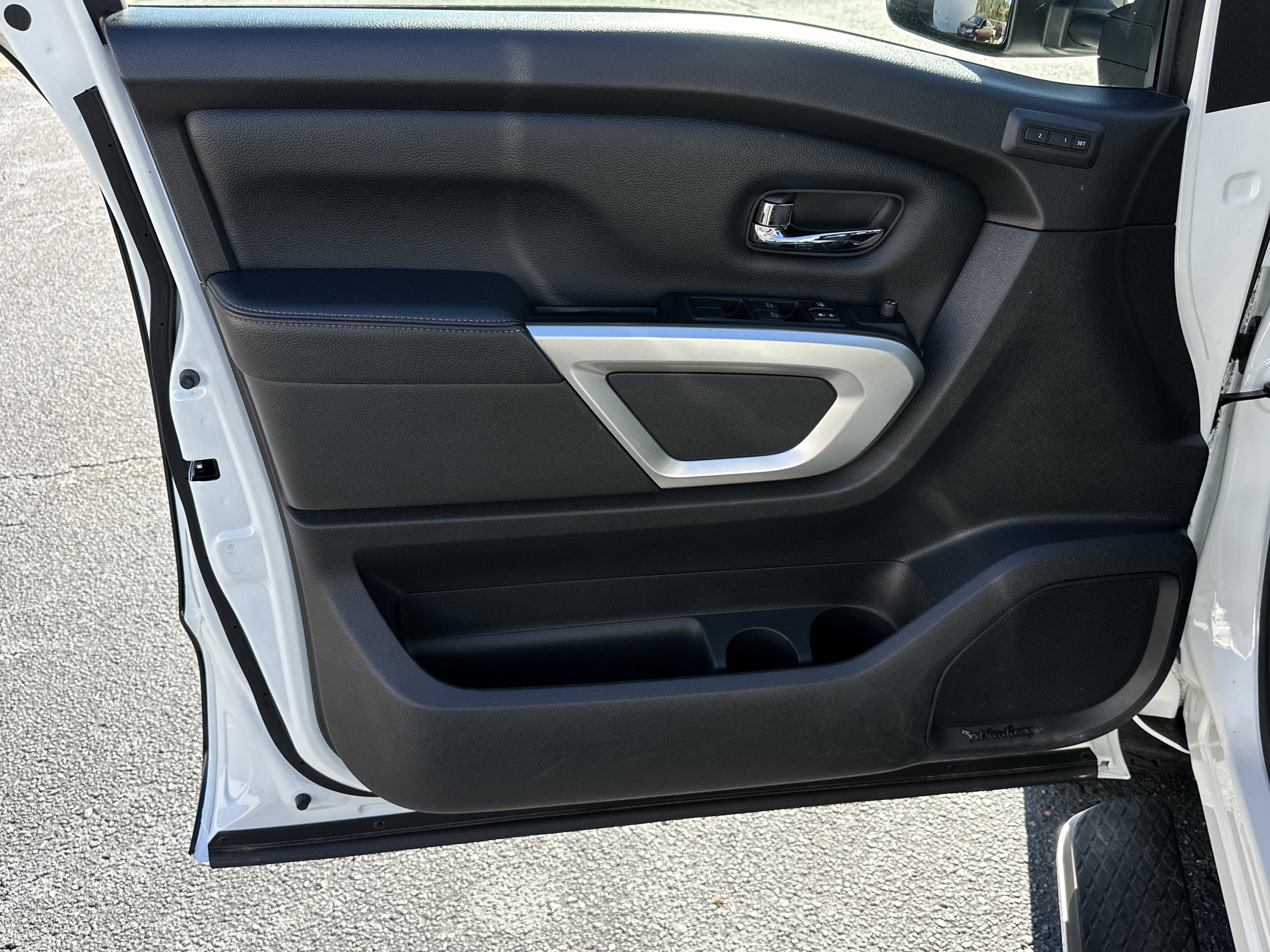 Used 2018 Pearl White Nissan SL image 11