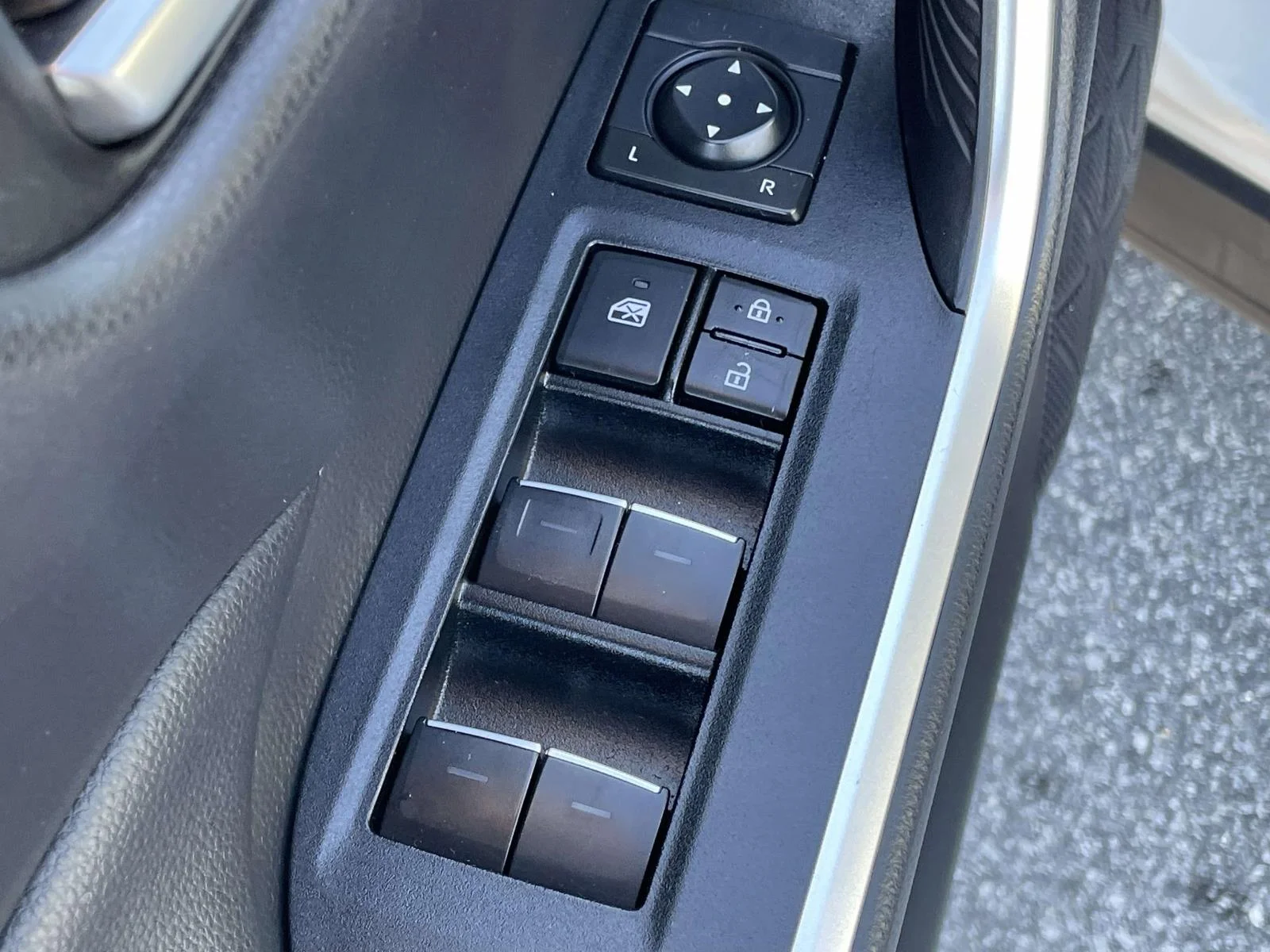 Used 2025 Ice Cap Toyota XLE image 6