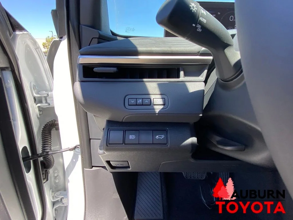 New 2026 Wind Chill Pearl <sup>1</sup> Toyota  SE image 32