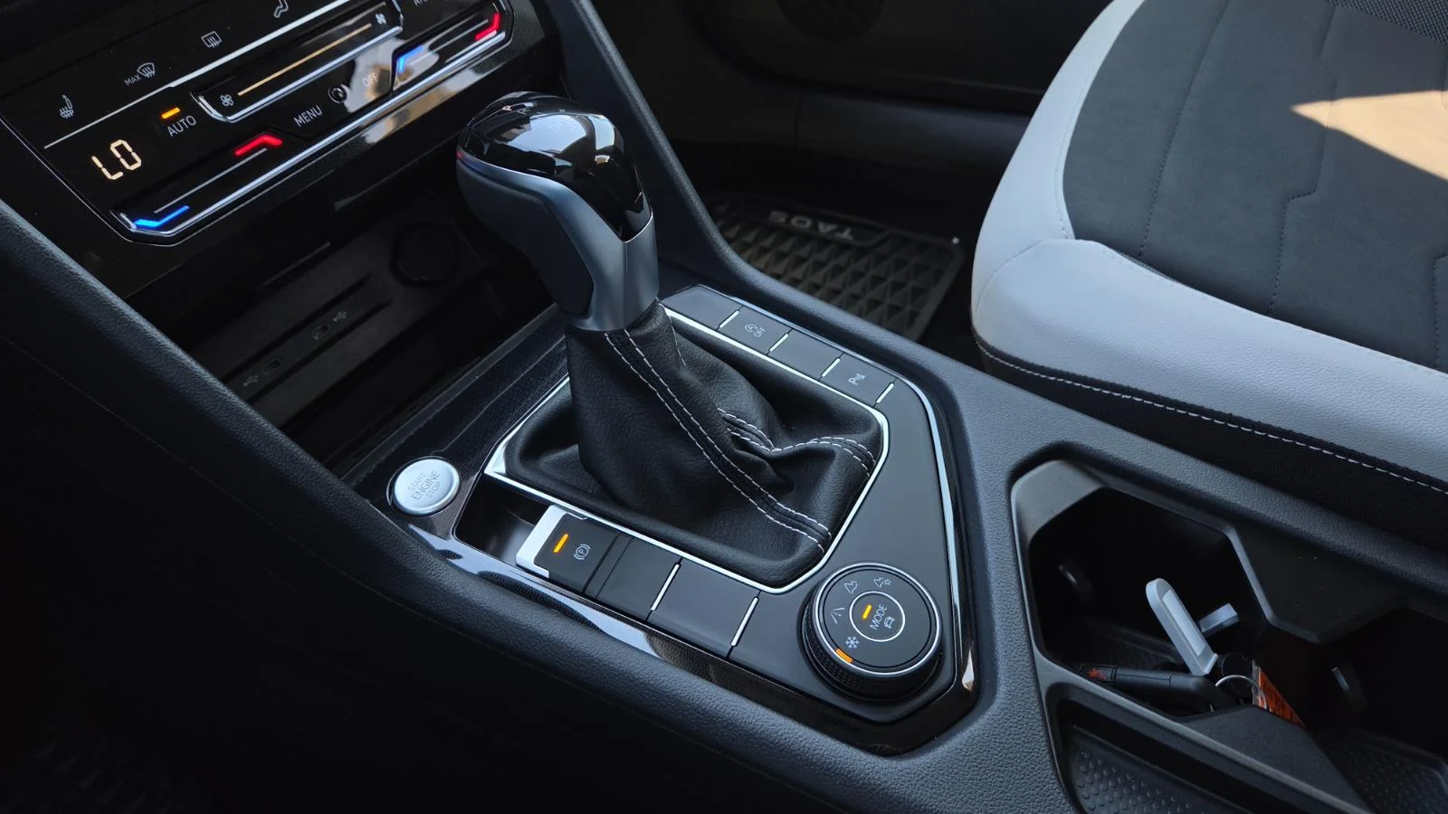 2025 Volkswagen Taos SE - Photo 34