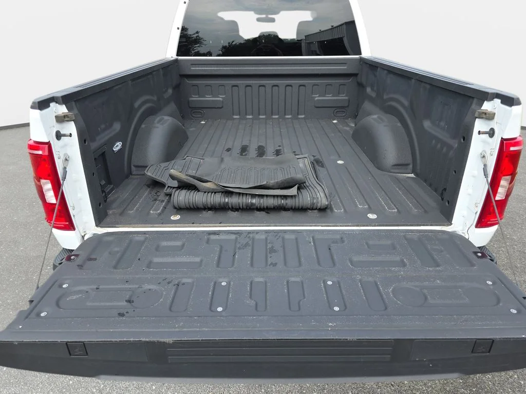 Certified Used 2023 Oxford White Ford XLT image 10