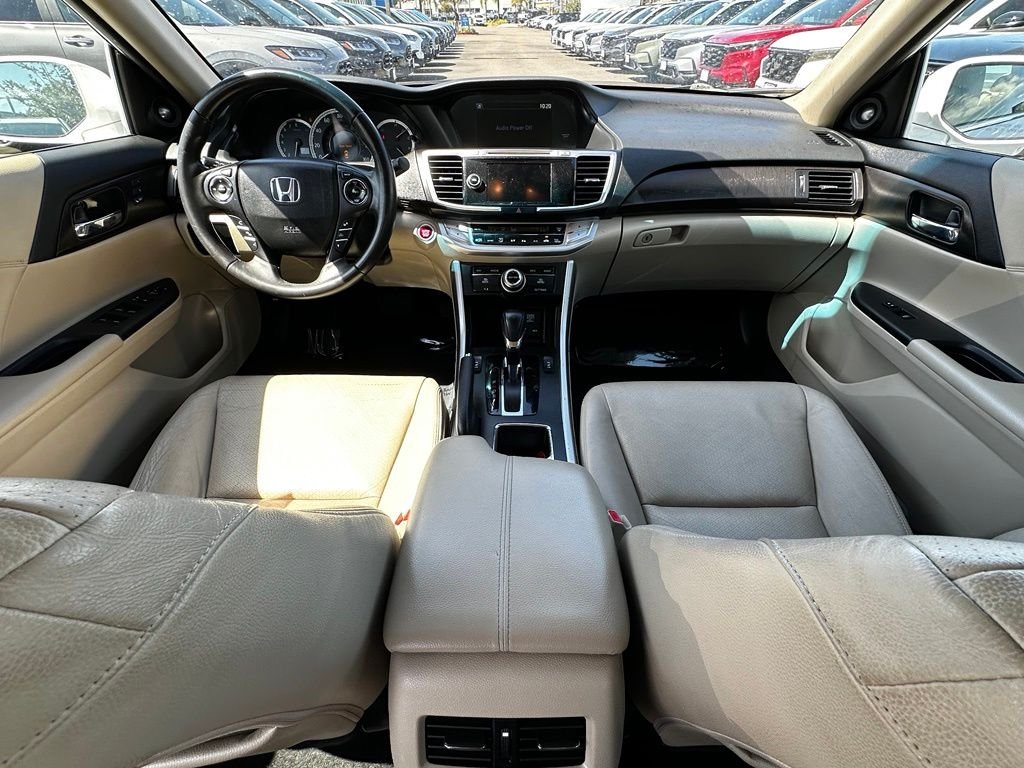 Used 2015  Honda Touring image 15