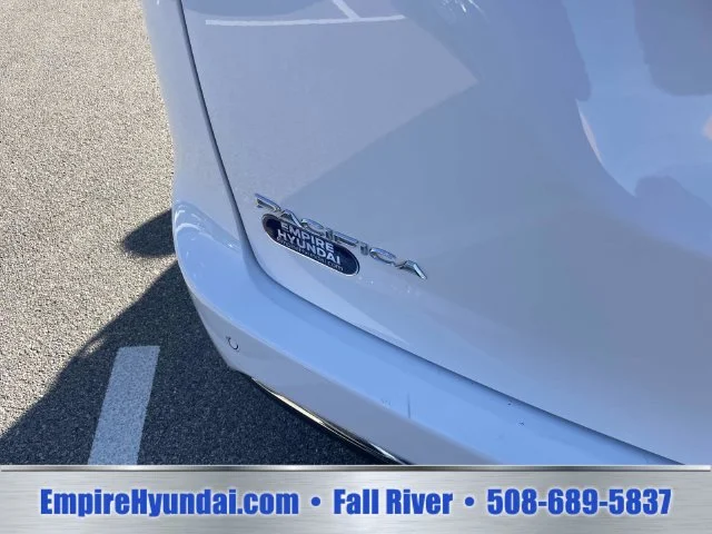 Used 2025 White Chrysler Select image 5