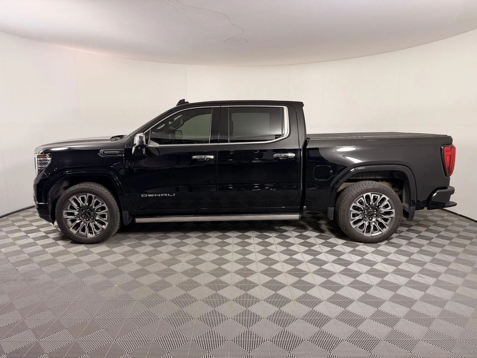 Used 2024 Onyx Black GMC Denali Ultimate image 2