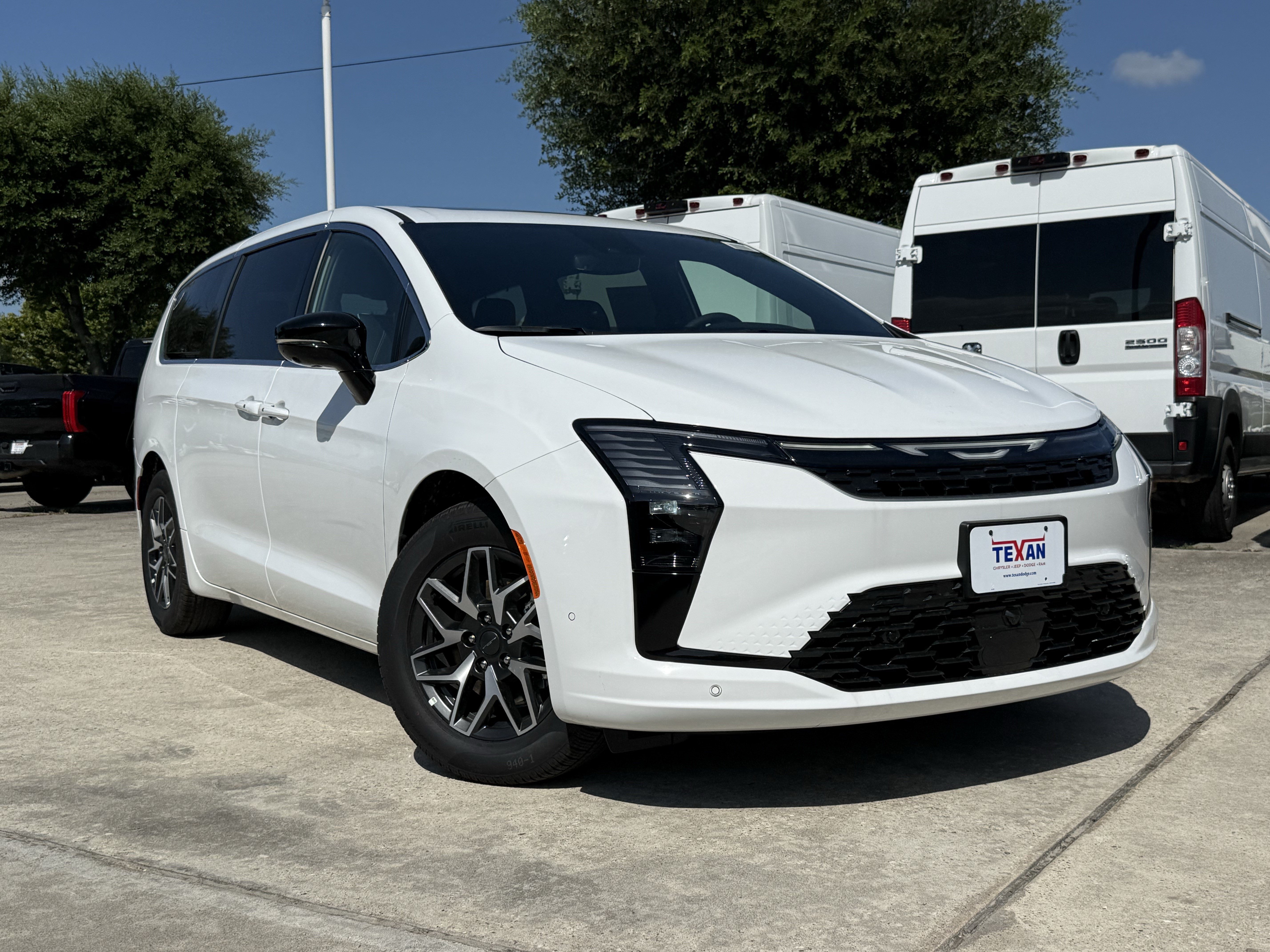 New 2027 Bright White Clear-Coat Exterior Paint Chrysler Limited image 2