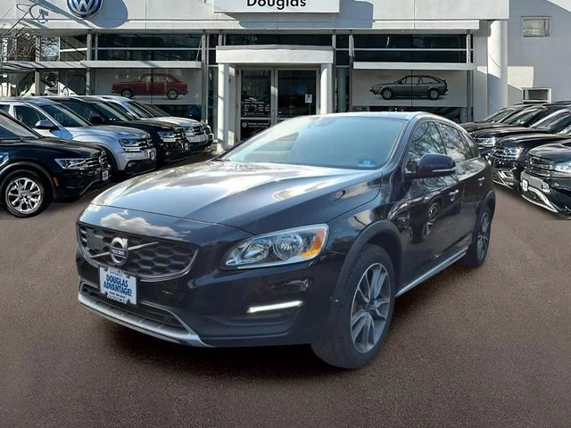 2017 Volvo V60 T5 AWD Cross Country's photo
