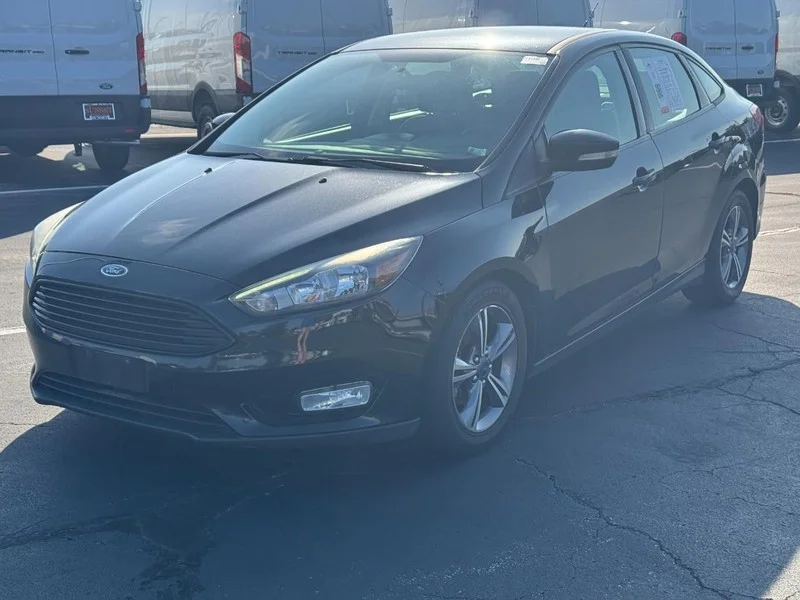 Used 2017 Shadow Black Ford SE image 9