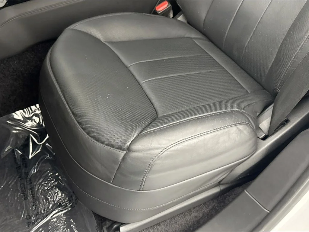 Used 2023 White Land Rover SE image 20