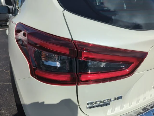 Used 2022 White Nissan SV image 18