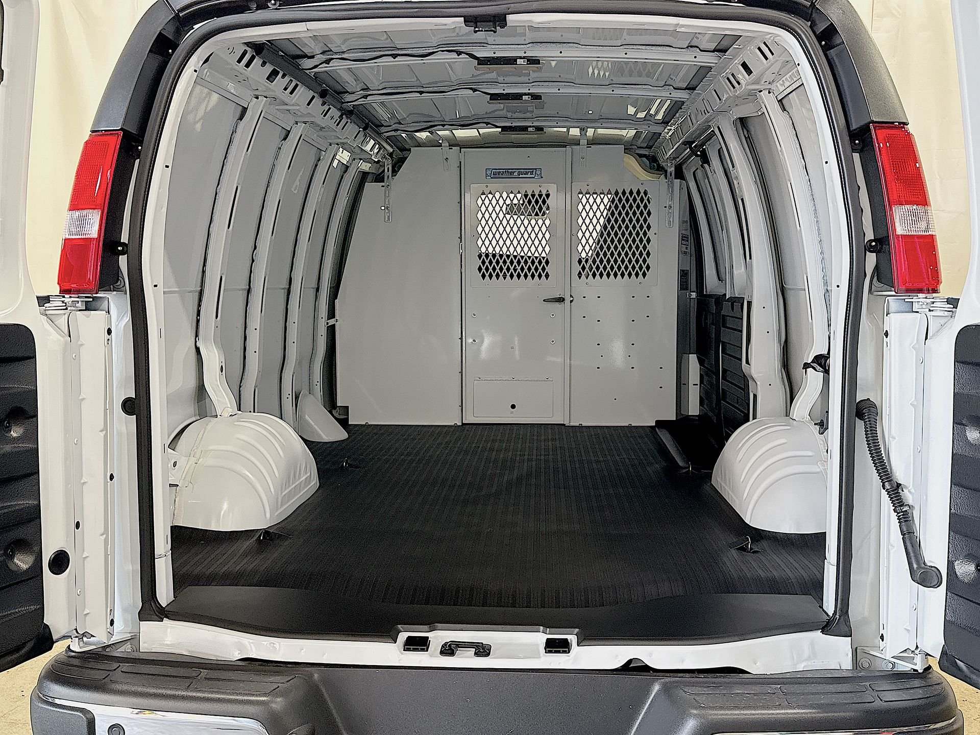 2025 GMC Savana Cargo Work Van - Photo 21