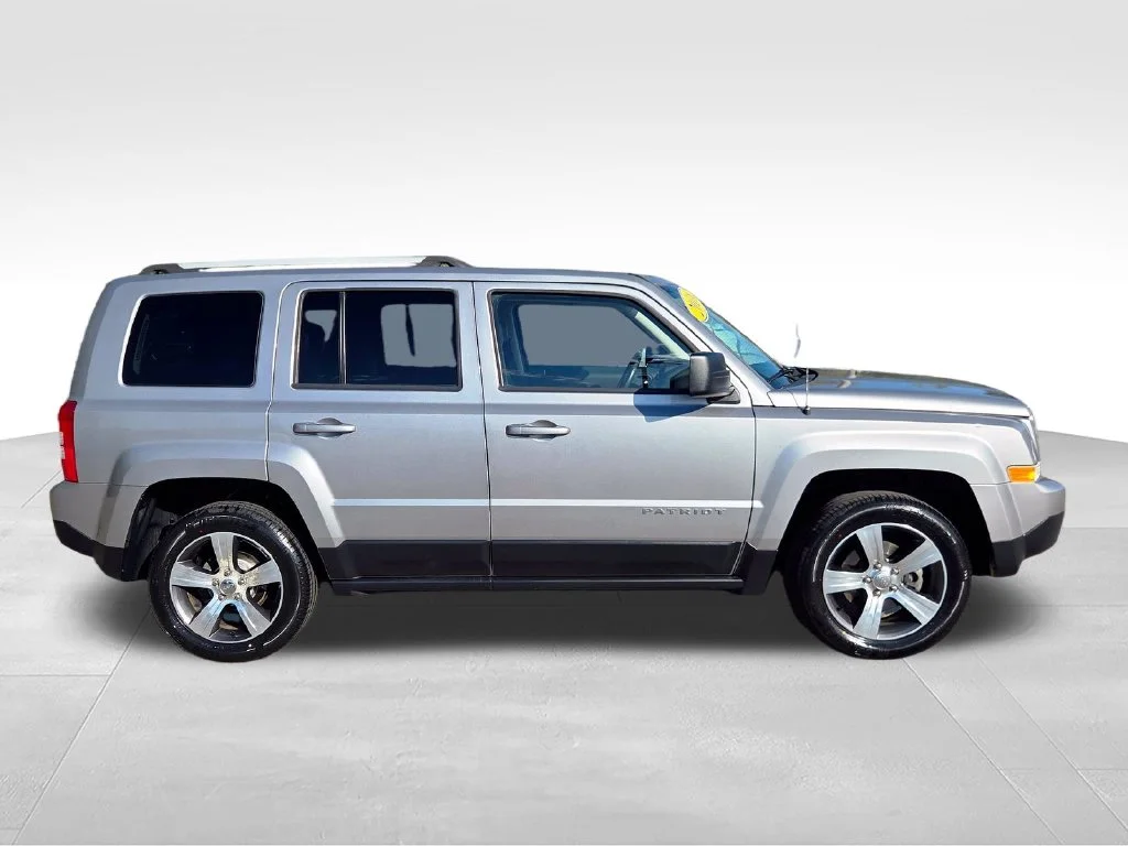 Used 2016 Silver Jeep Latitude image 8