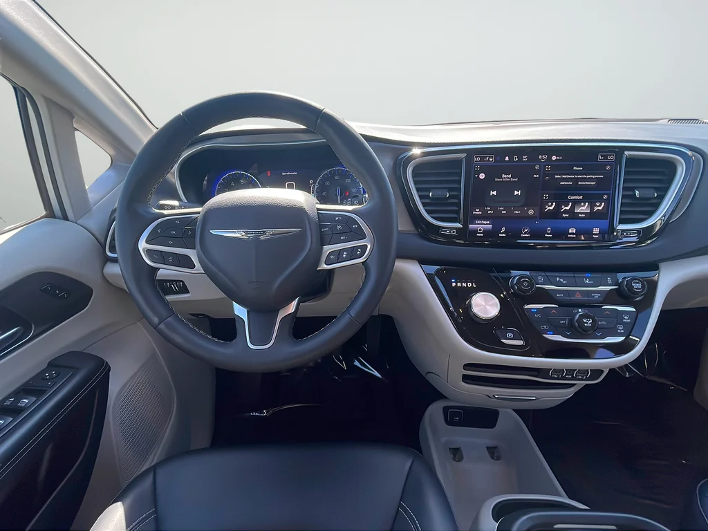 Used 2024 Silver Chrysler Touring L image 11