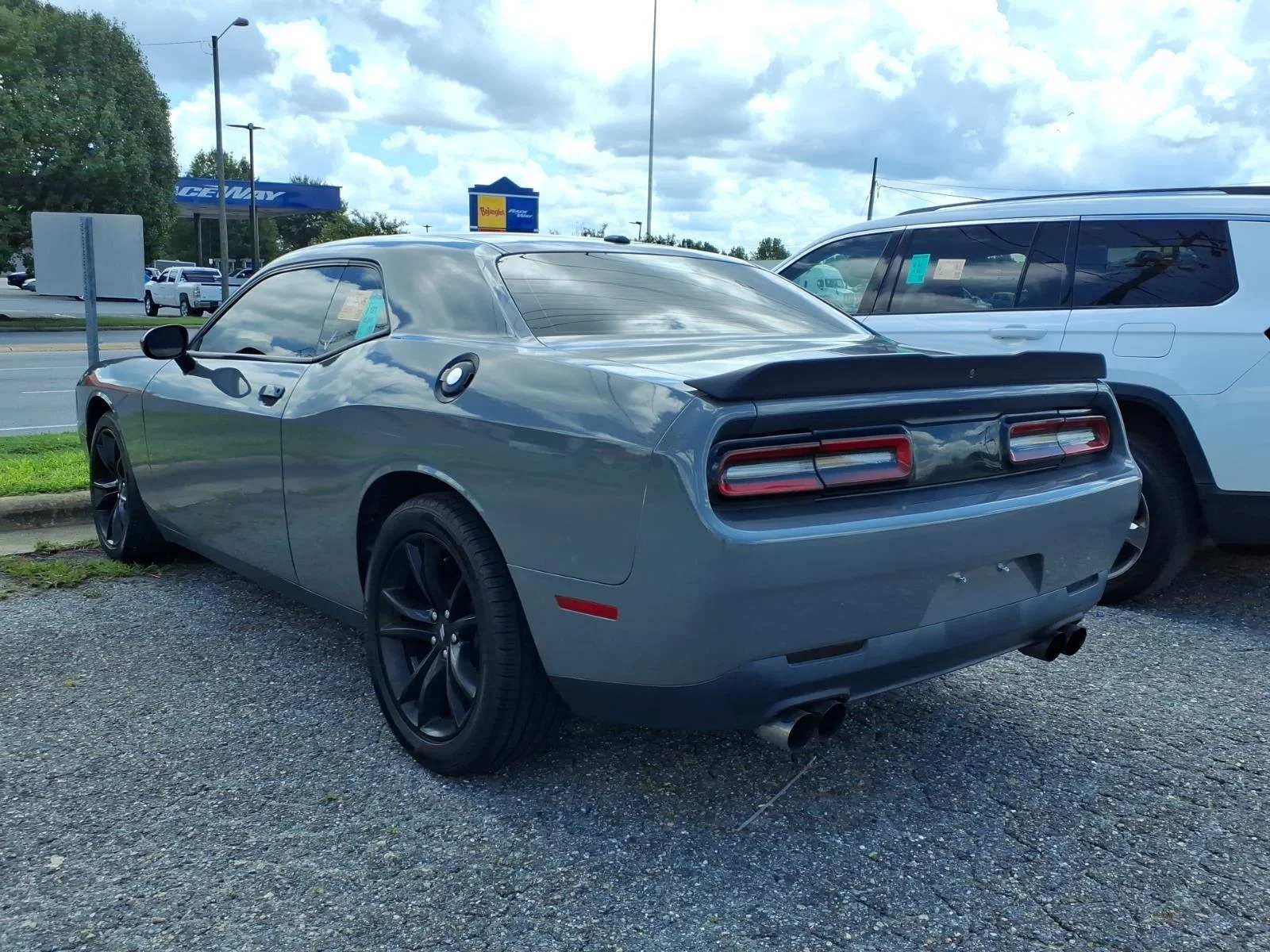Used 2018 Destroyer Gray Clearcoat Dodge SXT image 4