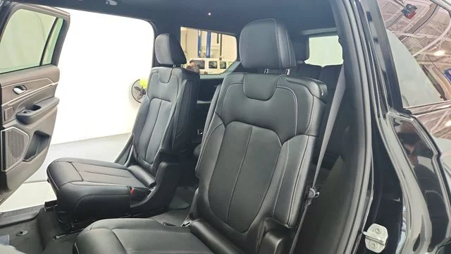 New 2026 Diamond Black Crystal Pearl-Coat Exterior Paint Jeep Limited image 21