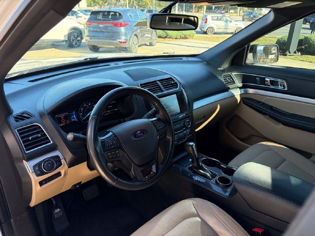 Used 2016 White Platinum Clearcoat Metallic Ford XLT image 25