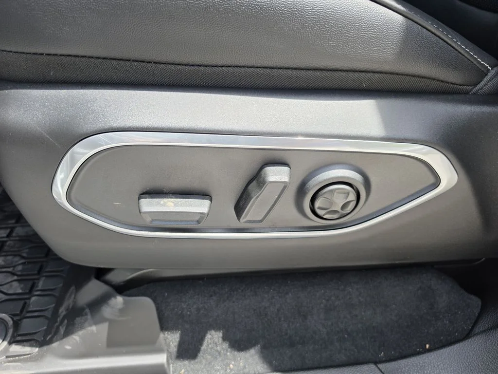 New 2026 Bright White Clear-Coat Exterior Paint Jeep  image 20