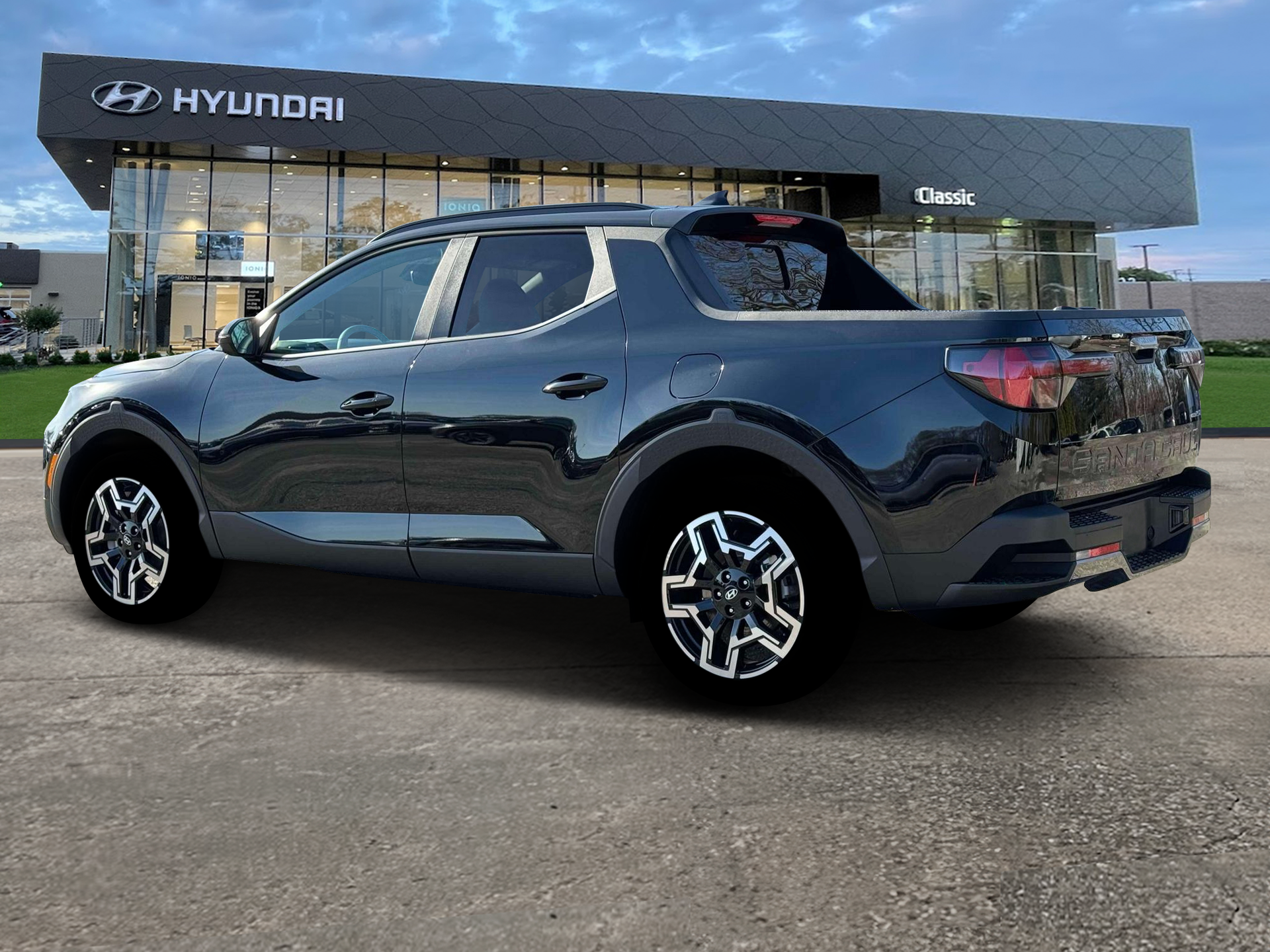 Used 2025 Phantom Black Pearl Hyundai Limited image 4