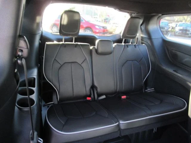New 2026 Diamond Black Crystal Pearl-Coat Exterior Paint Chrysler Limited image 30