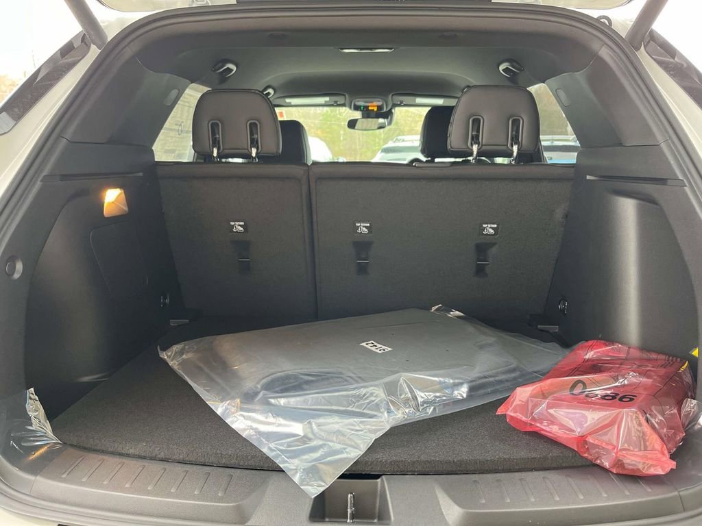 Used 2025 Iridescent Pearl Tricoat Chevrolet ACTIV image 19
